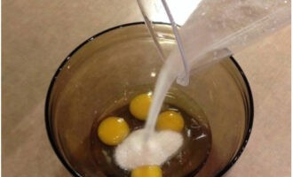 Кейк попсы легко можно приготовить в домашних условиях. Разбиваем куриные яйца и дополняем их сахаром.