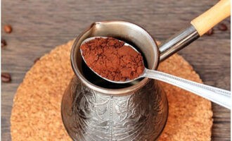Кофе Раф легко можно приготовить в домашних условиях. Добавляем в турку кофе мелкого помола.
