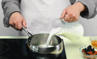 Классический мацони легко готовится в домашних условиях. Ополоснув сотейник, наливаем литр нестерилизованного молока. Поместив на конфорку, ждем закипания и сразу же отключаем нагрев. Охлаждаем минут 5.