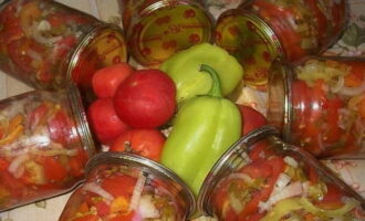 Салат из помидоров и болгарского перца на зиму «Пальчики оближешь» готов. Уносите на хранение!