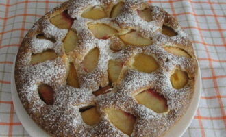 Пирог со свежими персиками в духовке готов. Подавайте к столу!
