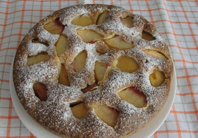 Пирог со свежими персиками и творогом