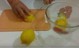 Промыть лимоны и нарезать вместе с кожурой тонкие полукружками. Косточки удалить.