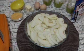 С промытых яблок счищаем кожуру овощечисткой. Вырезав семенную коробку, плоды нарезаем тонкими дольками. Поливаем соком лимона, чтобы фрукты не потемнели.