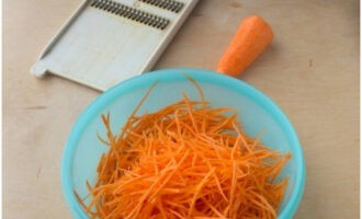 Морковку измельчаем при помощи терки для моркови по-корейски.