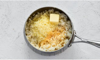 Варим рис в кипящей подсоленной воде 18 минут, периодически помешивая. Дальше в него добавляем сливочное масло, сыр, специи и одно куриное яйцо. Вымешиваем.