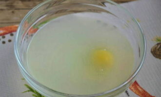 Сыворотку перелить в посуду для замеса теста, немного подогреть в микроволновке и размешать в ней одно яйцо.