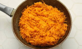 С моркови очищаем кожицу, измельчаем с помощью терки. Доливаем масло в сковородку, где жарился  лук, и пассеруем морковку.