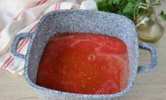 Вливаем томатный сок в кастрюлю. Добавляем в него соль, сахар и растительное масло.