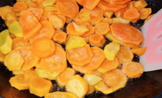 Нарезаем очищенную морковь кружками, жарим на том же масле, на котором готовили картофель.
