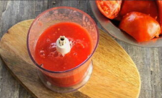 Ополаскиваем томаты и вырезаем место крепления плодоножки, пробиваем в блендере до однородной консистенции. 