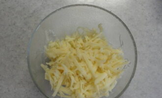 Твердый сыр натираем на крупной терке.