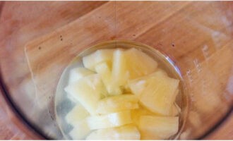 В мерный стакан от блендера кладем ананасы и сок, который сливали.