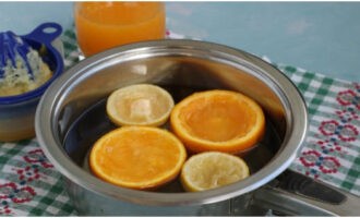 В кастрюле доводим до кипения пол-литра воды, забрасываем корки апельсина и лимона, а также сахар – держим на конфорке до полного растворения сладких кристаллов, остужаем.