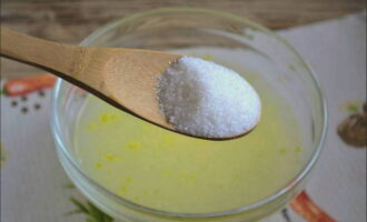 Затем насыпать нужное количество соли с сахаром и содой и сразу перемешать.