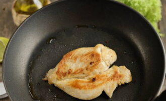 Пока варится крупа, разогреваем сковородку с растительным маслом и жарим куриное филе не более 4-х минут с обеих сторон. Мясо не должно быть сухим.