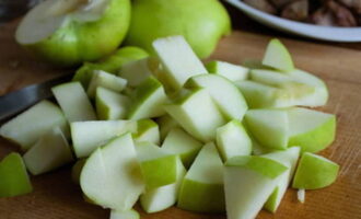 Яблоки также делим на части и отправляем в соковыжималку.