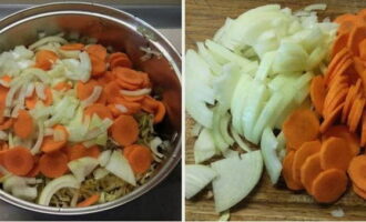 Очищаем и промываем лук с морковью. Лук измельчаем четверть кольцами, а морковь кружками. Нарезку этих овощей кладем поверх капусты.