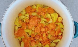 Перекладываем морковь в кастрюлю с картошкой.