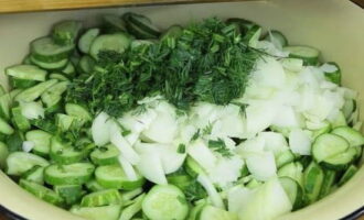 Промыть большой пучок укропа, мелко нарезать и добавить к овощной нарезке.