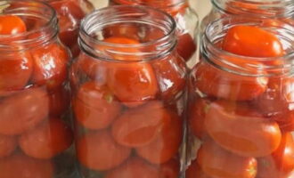 Плотно выкладываем в банки помидоры. Лучше всего использовать небольшую тару – 0,5 – 1,5 литра.