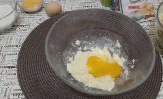 По одному вводим яйца и перетираем с масляной массой.