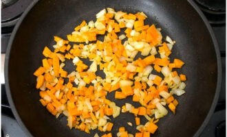 Когда все кабачки готовы, пассеруем мелко нарезанный лук с морковью.