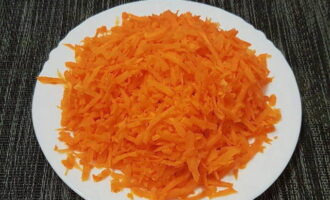 Очищаем морковку овощечисткой и крупно натираем на терке. При желании можно нарезать соломкой.