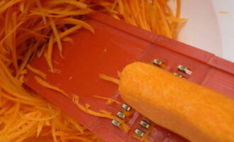 Как приготовить вкусное блюдо из спаржи? Морковку очистите и хорошо помойте проточной водой. Натрите овощ на терке для морковки по-корейски.