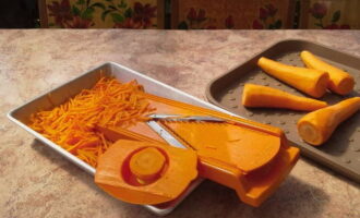 Натираем морковь или режем ее тонкой соломкой.