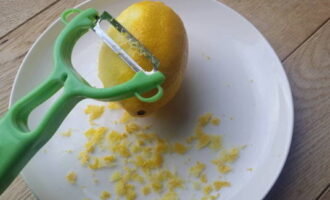 Хорошо промываем лимон и снимаем с него цедру любым удобным способом.