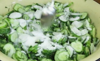 Насыпать к овощам указанное в рецепте количество соли с сахаром.