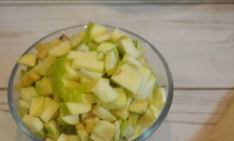 Яблочную мякоть нарезаем небольшими ломтиками.