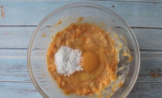 Дополняем массу яйцом, подсолнечным маслом – тщательно перемешиваем.