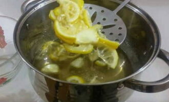 Проваренные лимонные дольки переложить из сиропа на тарелку.