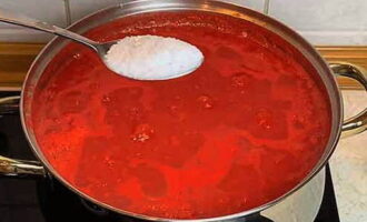 Когда томатный соус начнет густеть, высыпаем соль и сахарный песок. Размешиваем и варим еще буквально 10 минут. 