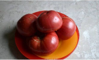 Вызревшие томаты промываем, разделив на сегменты, вырезаем плодоножки.