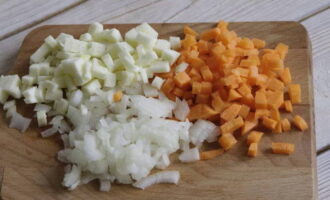 Как приготовить вкусное блюдо из киноа на гарнир? Овощи помойте и очистите. Луковицу, морковку и кабачок нарежьте небольшими кубиками.