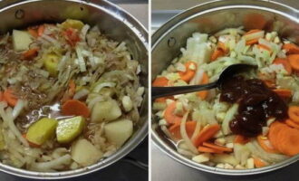 Затем овощи посыпаем солью, добавляем две ложки кетчупа, немного воды и перемешиваем. Тушим рагу на небольшом огне под прикрытой крышкой до полной готовности овощей.