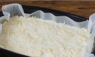 Повторяем слои и заливаем полуфабрикат молоком, часто накалывая вилкой для полной пропитки.