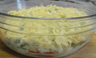 В форму для выпекания кладем слоями баклажаны и помидоры. Поливаем заливкой и посыпаем тертым сыром.