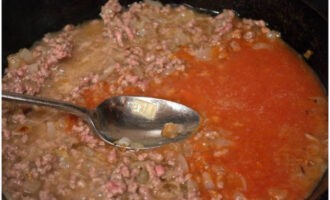 Содержимое огнеупорной посуды заливаем томатным соком и выпариваем лишнюю жидкость. Посыпаем сахарным песком, солью и любимыми специями.