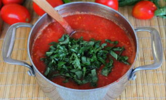 Затем к соусу добавить мелко нарезанный базилик, перемешать и поварить еще 5 минут.
