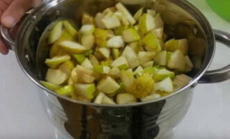 Кастрюлю с лимонным сиропом снять с плиты и переложить в него нарезку груш.