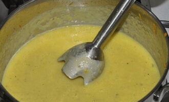 Готовый суп перебиваем блендером до однородности.