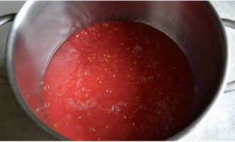 Выливаем томатную массу в глубокую посуду.