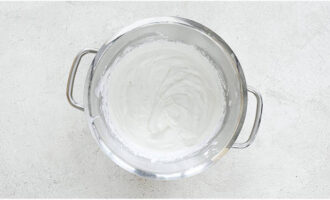 Для крема взбиваем холодную жирную сметану с ванильным сахаром и сахарной пудрой.