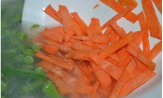 Добавляем брусочки предварительно очищенной моркови.