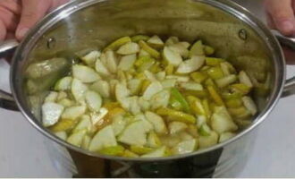 Оставить груши в сиропе до полного остывания, периодически аккуратно перемешивая.
