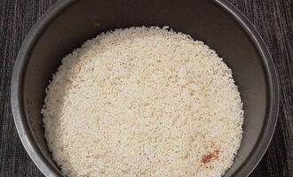 Распределяем рис и выравниваем лопаткой.